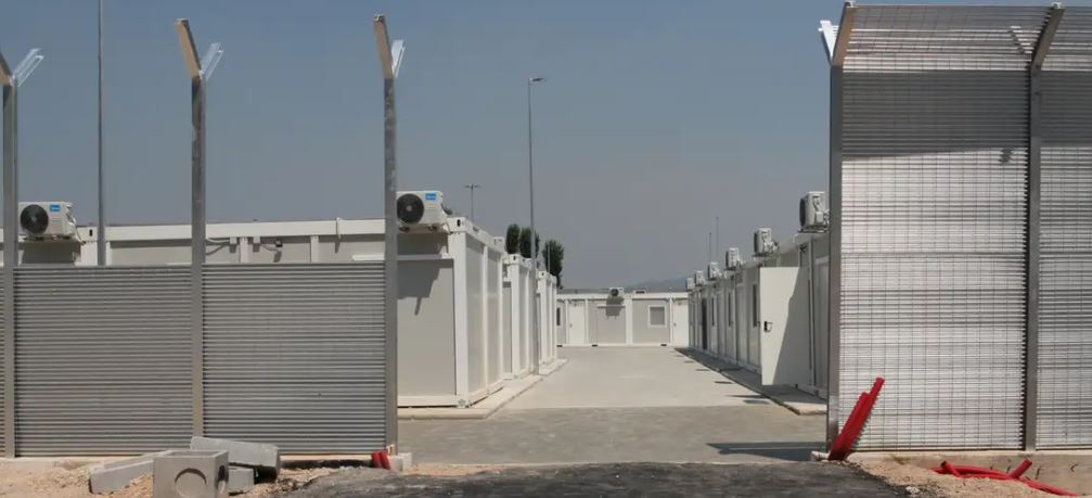 Shqipëria planifikon ngritjen e 20 qendrave pritëse për emigrantët në Korçë, Vlorë dhe Gjirokastër